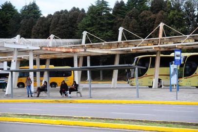  CAXIAS DO SUL, RS, BRASIL, 21/06/2018. Parada de ônibus na entrada da UCS, perto da rótula da escadaria principal, antes da passarela. A UCS pretende fazer um prédio estacionamento ali. Essa é uma das propostas ao Plano Diretor para mudanças em vias internas da UCS. (Diogo Sallaberry/Agência RBS)