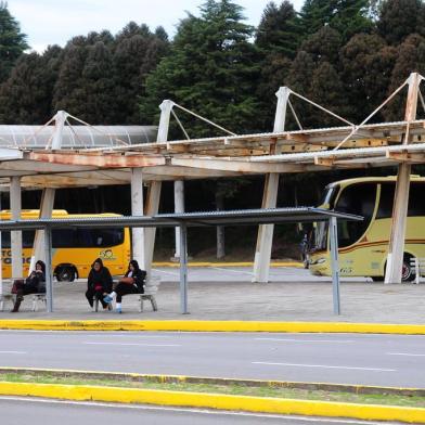  CAXIAS DO SUL, RS, BRASIL, 21/06/2018. Parada de ônibus na entrada da UCS, perto da rótula da escadaria principal, antes da passarela. A UCS pretende fazer um prédio estacionamento ali. Essa é uma das propostas ao Plano Diretor para mudanças em vias internas da UCS. (Diogo Sallaberry/Agência RBS)