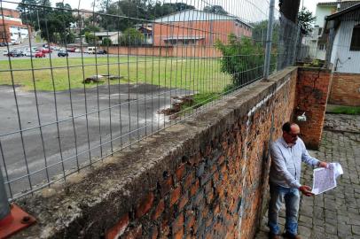  CAXIAS DO SUL, RS, BRASIL, 21/06/2018. O presidente do bairro Presidente Vargas, Sergio Campos, mostra a proposta de abertura da Rua Augusto dos Anjos. Essa é uma das propostas ao Plano Diretor para mudanças em vias internas da UCS. (Diogo Sallaberry/Agência RBS)