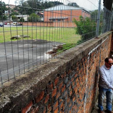  CAXIAS DO SUL, RS, BRASIL, 21/06/2018. O presidente do bairro Presidente Vargas, Sergio Campos, mostra a proposta de abertura da Rua Augusto dos Anjos. Essa é uma das propostas ao Plano Diretor para mudanças em vias internas da UCS. (Diogo Sallaberry/Agência RBS)