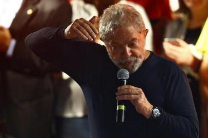  Brazilian former president (2003-2011) Luiz Inacio Lula da Silva speaks during a rally at Santos Andrade square in Curitiba, Brazil on March 23, 2018. Brazils controversial former leftist leader Luiz Inacio Lula da Silva addressed a campaign rally Wednesday after gunshots were fired at his bus convoy, ramping up tension in an already jittery presidential race. The rally in the southern city of Curitiba was the culmination of a regional tour by the presidential frontrunner that has exposed jarring political divisions in Brazil ahead of the October 7 election. / AFP PHOTO / Heuler AndreyEditoria: POLLocal: CuritibaIndexador: HEULER ANDREYSecao: electionFonte: AFPFotógrafo: STR