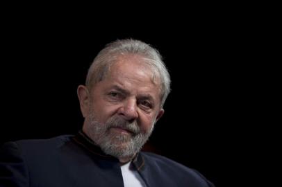  (FILES) This file photo taken on January 16, 2018 shows former Brazilian president Luiz Inacio Lula da Silva reacting during a meeting with artists at Oi Casa Grande Theater in Rio de Janeiro, Brazil.A Brazilian appeals court will decide on January 24, 2018 whether left-wing former president Luiz Inacio Lula da Silva is guilty of passive corruption and money laundering, in a judgement that can end with his ambitions to return to power and even take him to prison. / AFP PHOTO / MAURO PIMENTELEditoria: POLLocal: Rio de JaneiroIndexador: MAURO PIMENTELSecao: political candidatesFonte: AFPFotógrafo: STR