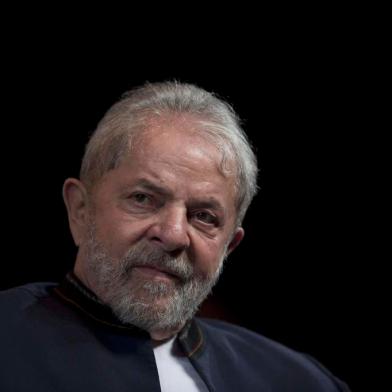  (FILES) This file photo taken on January 16, 2018 shows former Brazilian president Luiz Inacio Lula da Silva reacting during a meeting with artists at Oi Casa Grande Theater in Rio de Janeiro, Brazil.A Brazilian appeals court will decide on January 24, 2018 whether left-wing former president Luiz Inacio Lula da Silva is guilty of passive corruption and money laundering, in a judgement that can end with his ambitions to return to power and even take him to prison. / AFP PHOTO / MAURO PIMENTELEditoria: POLLocal: Rio de JaneiroIndexador: MAURO PIMENTELSecao: political candidatesFonte: AFPFotógrafo: STR