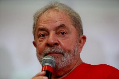 LULA ACOMPANHA JULGAMENTO EM SÃO BERNARDOSP - LAVA JATO/LULA/TRF-4/JULGAMENTO  - POLÍTICA - O ex-presidente Luiz Inácio Lula da Silva se reúne com militantes e discursa no Sindicato   dos Metalúrgicos de São Bernardo do Campo, no ABC Paulista, nesta quarta-feira (24), onde   acompanha o julgamento do recurso de segunda instância no TRF4, em Porto Alegre (RS),   contra a condenação imposta a ele pelo juiz federal Sérgio Moro no caso do tríplex no   Guarujá.   24/01/2018 - Foto: HÉLVIO ROMERO/ESTADÃO CONTEÚDOEditoria: POLÍTICALocal: SÃO BERNARDO DO CAMPOIndexador: HÉLVIO ROMEROFotógrafo: ESTADÃO CONTEÚDO