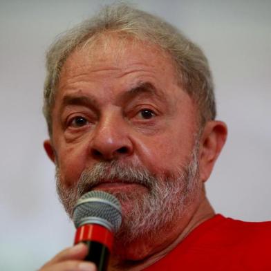 LULA ACOMPANHA JULGAMENTO EM SÃO BERNARDOSP - LAVA JATO/LULA/TRF-4/JULGAMENTO  - POLÍTICA - O ex-presidente Luiz Inácio Lula da Silva se reúne com militantes e discursa no Sindicato   dos Metalúrgicos de São Bernardo do Campo, no ABC Paulista, nesta quarta-feira (24), onde   acompanha o julgamento do recurso de segunda instância no TRF4, em Porto Alegre (RS),   contra a condenação imposta a ele pelo juiz federal Sérgio Moro no caso do tríplex no   Guarujá.   24/01/2018 - Foto: HÉLVIO ROMERO/ESTADÃO CONTEÚDOEditoria: POLÍTICALocal: SÃO BERNARDO DO CAMPOIndexador: HÉLVIO ROMEROFotógrafo: ESTADÃO CONTEÚDO