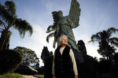  CAXIAS DO SUL, RS, BRASIL, 21/06/2018. Novo trabalho da escultora Dilva Conte, Anjo Samuel, será entregue à comunidade neste domingo, no Largo Fábio Formolo, em frente ao Cemitério Público Municipal. (Marcelo Casagrande/Agência RBS)