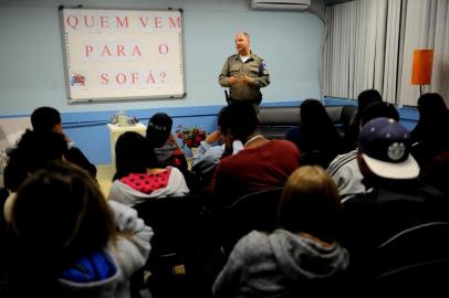  CAXIAS DO SUL, RS, BRASIL 21/06/2018Conversa entre PM e alunos na escola Melvin Jones.Na palestra, Major Becker. (Lucas Amorelli/Agência RBS)