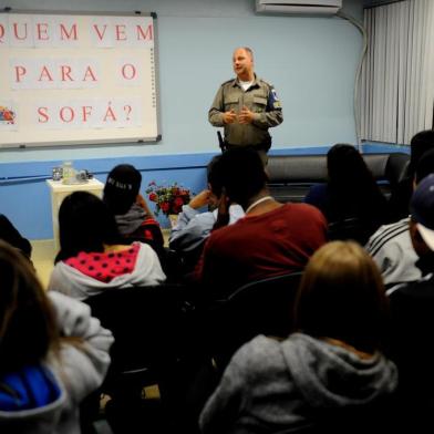  CAXIAS DO SUL, RS, BRASIL 21/06/2018Conversa entre PM e alunos na escola Melvin Jones.Na palestra, Major Becker. (Lucas Amorelli/Agência RBS)