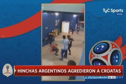 Enquanto a Argentina perdia em campo para a Croácia, torcedores da seleção sul-americana foram flagrados pelas câmeras do estádio em Níjini Novgorod. O vídeo mostra um grupo de argentinos agredindo dois croatas no corredor de entrada para as tribunas da arena.