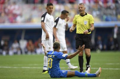  Brazils forward Neymar (bottom) protests to the Dutch referee Bjorn Kuipers during the Russia 2018 World Cup Group E football match between Brazil and Costa Rica at the Saint Petersburg Stadium in Saint Petersburg on June 22, 2018. / AFP PHOTO / GABRIEL BOUYS / RESTRICTED TO EDITORIAL USE - NO MOBILE PUSH ALERTS/DOWNLOADSEditoria: SPOLocal: Saint PetersburgIndexador: GABRIEL BOUYSSecao: soccerFonte: AFPFotógrafo: STF