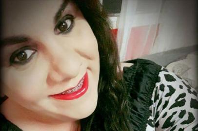 Uma transexual de 32 anos foi encontrada morta a garrafadas na manhã desta quinta-feira (21), às margens do Rio Uruguai, em São Borja, na Fronteira Oeste. A vítima, conhecida como Thalia Costa, era moradora da cidade e trabalhava vendendo jogos de loteria.