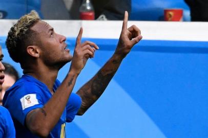  Brazils forward Philippe Coutinho (L) congratulates Brazils forward Neymar (R) for his goal during the Russia 2018 World Cup Group E football match between Brazil and Costa Rica at the Saint Petersburg Stadium in Saint Petersburg on June 22, 2018. / AFP PHOTO / CHRISTOPHE SIMON / RESTRICTED TO EDITORIAL USE - NO MOBILE PUSH ALERTS/DOWNLOADSEditoria: SPOLocal: Saint PetersburgIndexador: CHRISTOPHE SIMONSecao: soccerFonte: AFPFotógrafo: STF