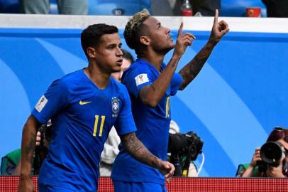  Brazils forward Philippe Coutinho (L) congratulates Brazils forward Neymar (R) for his goal during the Russia 2018 World Cup Group E football match between Brazil and Costa Rica at the Saint Petersburg Stadium in Saint Petersburg on June 22, 2018. / AFP PHOTO / CHRISTOPHE SIMON / RESTRICTED TO EDITORIAL USE - NO MOBILE PUSH ALERTS/DOWNLOADSEditoria: SPOLocal: Saint PetersburgIndexador: CHRISTOPHE SIMONSecao: soccerFonte: AFPFotógrafo: STF