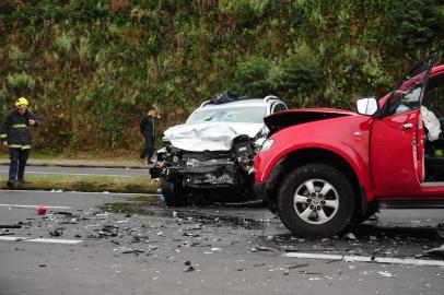  CAXIAS DO SUL, RS, BRASIL, 22/06/2018. Acidente próximo ao shopping Iguatemi, no Km 5 da RSC-453, em Caxias do Sul, entre um CrossFox e uma caminhonete Mitsubishi L200 matou homem. (Diogo Sallaberry/Agência RBS)