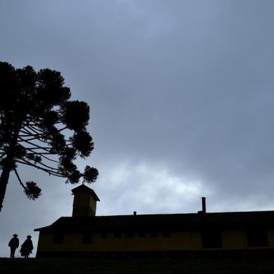  SÃO JOSÉ DOS AUSENTES, RS, BRASIL, 15/05/2018. De Manta e Cuia. Primeira reportagem da série sobre o inverno produzida em parceria entre Jornal Pioneiro, RBS TV Caxias e Gaúcha Serra mostra histórias de pessoas que vivem na cidade mais fria do Rio Grande do Sul, São José dos Ausentes. Na foto, a Pousada Fazenda Monte Negro. Irmão de Anápio, Francisco de Assis Pereira, 40, cuida do trato aos animais da fazenda. Todas as manhãs, não importa a temperatura, ele e o sobrinho Pablo Domingos Vieira, 18, dão ração para as vacas e bezerros e fazem a ordenha. (Diogo Sallaberry/Agência RBS)