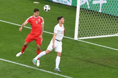  Serbia's forward Aleksandar Mitrovic (L) heads the ball and scores the opening goal during the Russia 2018 World Cup Group E football match between Serbia and Switzerland at the Kaliningrad Stadium in Kaliningrad on June 22, 2018. / AFP PHOTO / Patrick HERTZOG / RESTRICTED TO EDITORIAL USE - NO MOBILE PUSH ALERTS/DOWNLOADSEditoria: SPOLocal: KaliningradIndexador: PATRICK HERTZOGSecao: soccerFonte: AFPFotógrafo: STF