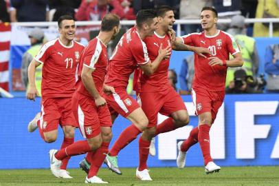  Serbia's forward Aleksandar Mitrovic (2nd R) is congratulated by teammates after scoring during their Russia 2018 World Cup Group E football match between Serbia and Switzerland at the Kaliningrad Stadium in Kaliningrad on June 22, 2018. / AFP PHOTO / Attila KISBENEDEK / RESTRICTED TO EDITORIAL USE - NO MOBILE PUSH ALERTS/DOWNLOADSEditoria: SPOLocal: KaliningradIndexador: ATTILA KISBENEDEKSecao: soccerFonte: AFPFotógrafo: STR