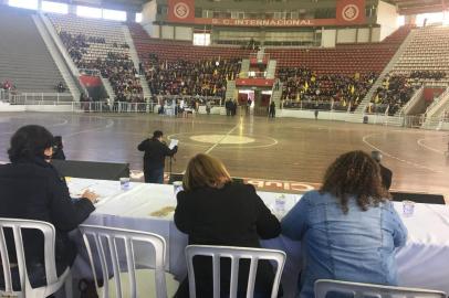 Na primeira assembleia-geral do ano, o Cpers/Sindicato aprovou uma nova pauta de reivindicações. Entre os itens, está a reposição salarial de 23,29% (referente à inflação dos últimos quatro anos), além da garantia do pagamento do piso nacional do magistério. O encontro ocorreu nesta sexta-feira (22) no Gigantinho, em Porto Alegre. 