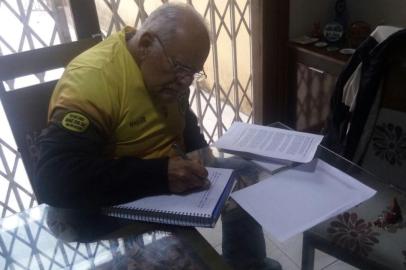 Morador de Jaguarão, Eurides Rodrigues Filho, 77 anos, voltou a estudar depois de perder a esposa, em setembro de 2017. 