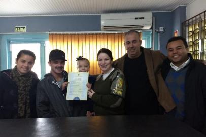  Com dois pais e duas mães, menina faz nova certidão de nascimento em Rio Pardo.