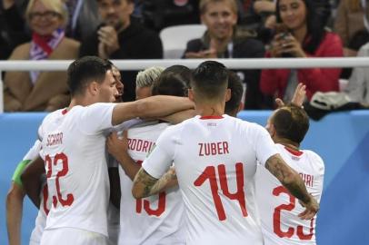  Switzerland's midfielder Granit Xhaka (C obscured) is congratulated on scoring during their Russia 2018 World Cup Group E football match between Serbia and Switzerland at the Kaliningrad Stadium in Kaliningrad on June 22, 2018. / AFP PHOTO / OZAN KOSE / RESTRICTED TO EDITORIAL USE - NO MOBILE PUSH ALERTS/DOWNLOADSEditoria: SPOLocal: KaliningradIndexador: OZAN KOSESecao: soccerFonte: AFPFotógrafo: STF