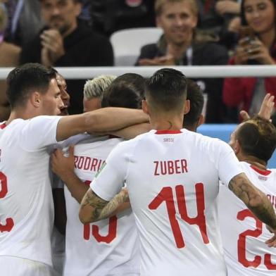  Switzerland's midfielder Granit Xhaka (C obscured) is congratulated on scoring during their Russia 2018 World Cup Group E football match between Serbia and Switzerland at the Kaliningrad Stadium in Kaliningrad on June 22, 2018. / AFP PHOTO / OZAN KOSE / RESTRICTED TO EDITORIAL USE - NO MOBILE PUSH ALERTS/DOWNLOADSEditoria: SPOLocal: KaliningradIndexador: OZAN KOSESecao: soccerFonte: AFPFotógrafo: STF