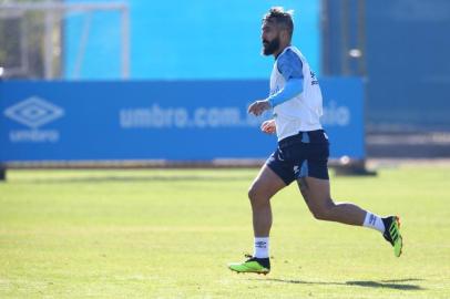  PORTO ALEGRE, RS, BRASIL, 20.06.2018. Treino do grupo de transição do Grêmio com a presença do meia Douglas.Foto: Lauro Alves/Agência RBS