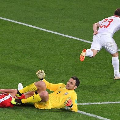  Switzerlands forward Xherdan Shaqiri (R) reacts as he scores his teams second goal  during the Russia 2018 World Cup Group E football match between Serbia and Switzerland at the Kaliningrad Stadium in Kaliningrad on June 22, 2018. / AFP PHOTO / Patrick HERTZOG / RESTRICTED TO EDITORIAL USE - NO MOBILE PUSH ALERTS/DOWNLOADSEditoria: SPOLocal: KaliningradIndexador: PATRICK HERTZOGSecao: soccerFonte: AFPFotógrafo: STF