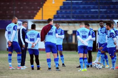  CAXIAS DO SUL, RS, BRASIL, 21/06/2018. Treino do Caxias no estádio Centenário. SER Caxias está disputando a série D do Campeonato Brasileiro. Na foto, técnico Luiz Carlos Winck conversando com jogadores. (Porthus Junior/Agência RBS)Indexador: Porthus Junior                  