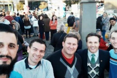 Vereadores Wagner Petrini  (MUleke) e Edi Carlos Pereira de Souza, do PSB, com o prefeito Daniel Guerra (PRB) na festa de aniversário de 128 anos de emancipação de Caxias 