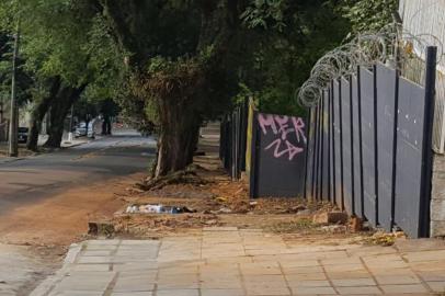 Obra em terreno nem começou, mas já incomoda moradores da Rua Silveiro, no morro Santa Tereza, em Porto Alegre