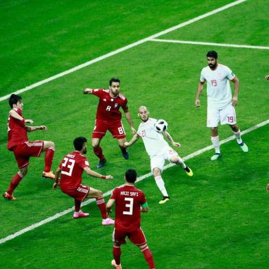 Spains forward David Silva (C) attempts a shot during the Russia 2018 World Cup Group B football match between Iran and Spain at the Kazan Arena in Kazan on June 20, 2018. / AFP PHOTO / BENJAMIN CREMEL / RESTRICTED TO EDITORIAL USE - NO MOBILE PUSH ALERTS/DOWNLOADS