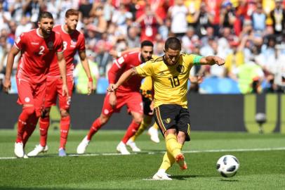  Belgium's forward Eden Hazard shoots to score from a penalty during the Russia 2018 World Cup Group G football match between Belgium and Tunisia at the Spartak Stadium in Moscow on June 23, 2018. / AFP PHOTO / Patrik STOLLARZ / RESTRICTED TO EDITORIAL USE - NO MOBILE PUSH ALERTS/DOWNLOADSEditoria: SPOLocal: MoscowIndexador: PATRIK STOLLARZSecao: soccerFonte: AFPFotógrafo: STR