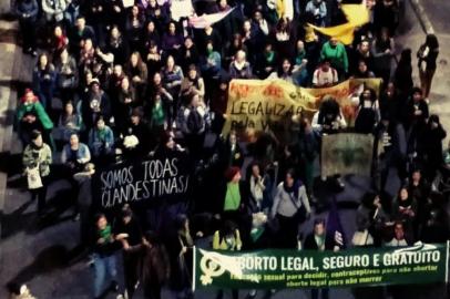  Passeata a favor da legalização do aborto em Porto Alegre.