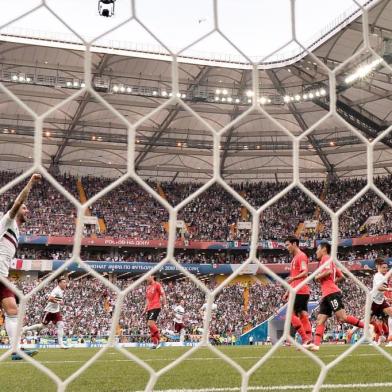  Mexicos forward Carlos Vela (L) scores a penalty against South Koreas goalkeeper Cho Hyun-woo during the Russia 2018 World Cup Group F football match between South Korea and Mexico at the Rostov Arena in Rostov-On-Don on June 23, 2018. / AFP PHOTO / Joe Klamar / RESTRICTED TO EDITORIAL USE - NO MOBILE PUSH ALERTS/DOWNLOADSEditoria: SPOLocal: Rostov-on-DonIndexador: JOE KLAMARSecao: soccerFonte: AFPFotógrafo: STF