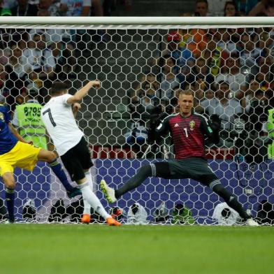  Germanys forward Julian Draxler (C) shoots the ball as the Swedens midfielder Sebastian Larsson (R) stops it with his leg during the Russia 2018 World Cup Group F football match between Germany and Sweden at the Fisht Stadium in Sochi on June 23, 2018. / AFP PHOTO / Odd ANDERSEN / RESTRICTED TO EDITORIAL USE - NO MOBILE PUSH ALERTS/DOWNLOADSEditoria: SPOLocal: SochiIndexador: ODD ANDERSENSecao: soccerFonte: AFPFotógrafo: STF