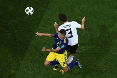  Swedens defender Mikael Lustig (L) vies for the header with Germanys defender Jonas Hector during the Russia 2018 World Cup Group F football match between Germany and Sweden at the Fisht Stadium in Sochi on June 23, 2018. / AFP PHOTO / Jewel SAMAD / RESTRICTED TO EDITORIAL USE - NO MOBILE PUSH ALERTS/DOWNLOADSEditoria: SPOLocal: SochiIndexador: JEWEL SAMADSecao: soccerFonte: AFPFotógrafo: STF