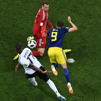  Germany's goalkeeper Manuel Neuer (C) saves a shot from Sweden's forward Marcus Berg (R) during the Russia 2018 World Cup Group F football match between Germany and Sweden at the Fisht Stadium in Sochi on June 23, 2018. / AFP PHOTO / Jewel SAMAD / RESTRICTED TO EDITORIAL USE - NO MOBILE PUSH ALERTS/DOWNLOADSALERTS/DOWNLOADSEditoria: SPOLocal: SochiIndexador: JEWEL SAMADSecao: soccerFonte: AFPFotógrafo: STF