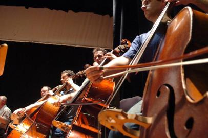 *** Orquestra da UCS - Porthus ***Ensaio da Orquestra da UCS com com solista canadense Guillaume Tardif, no UCS Teatro.