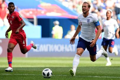  Englands forward Harry Kane advances past Panamas defender Fidel Escobar (L) during the Russia 2018 World Cup Group G football match between England and Panama at the Nizhny Novgorod Stadium in Nizhny Novgorod on June 24, 2018. / AFP PHOTO / Martin BERNETTI / RESTRICTED TO EDITORIAL USE - NO MOBILE PUSH ALERTS/DOWNLOADSEditoria: SPOLocal: Nizhniy NovgorodIndexador: MARTIN BERNETTISecao: soccerFonte: AFPFotógrafo: STF