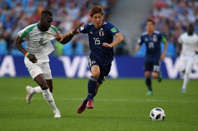  Senegal's defender Salif Sane (L) vies with Japan's forward Yuya Osako during the Russia 2018 World Cup Group H football match between Japan and Senegal at the Ekaterinburg Arena in Ekaterinburg on June 24, 2018. / AFP PHOTO / JORGE GUERRERO / RESTRICTED TO EDITORIAL USE - NO MOBILE PUSH ALERTS/DOWNLOADSEditoria: SPOLocal: YekaterinburgIndexador: JORGE GUERREROSecao: soccerFonte: AFPFotógrafo: STR