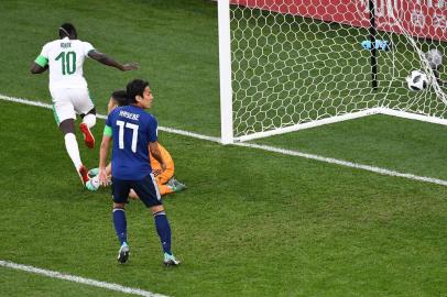  Senegals forward Sadio Mane (L) scores a goal during the Russia 2018 World Cup Group H football match between Japan and Senegal at the Ekaterinburg Arena in Ekaterinburg on June 24, 2018. / AFP PHOTO / Anne-Christine POUJOULAT / RESTRICTED TO EDITORIAL USE - NO MOBILE PUSH ALERTS/DOWNLOADSEditoria: SPOLocal: YekaterinburgIndexador: ANNE-CHRISTINE POUJOULATSecao: soccerFonte: AFPFotógrafo: STF