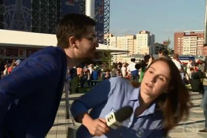 Torcedor tenta beijar repórter Julia Guimarães antes de Japão x Senegal, na Copa do Mundo da Rússia 2018