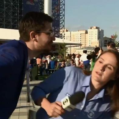 Torcedor tenta beijar repórter Julia Guimarães antes de Japão x Senegal, na Copa do Mundo da Rússia 2018