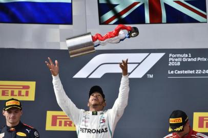 Winner Mercedes British driver Lewis Hamilton (C) celebrates on the podium next to second placed Red Bull Racings Dutch driver Max Verstappen (L) and third placed Ferraris Finnish driver Kimi Raikkonen (R) after the Formula One Grand Prix de France at the Circuit Paul Ricard in Le Castellet, southern France, on June 24, 2018. / AFP PHOTO / GERARD JULIEN