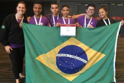 Equipe Lobóticos da Robótica Educacional da EMEF Heitor Villa Lobos, no Canadá, conquista o Best Presentation no Robocup