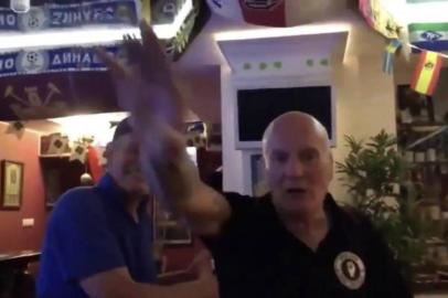 Torcedores são banidos de estádios da Inglaterra por cometerem crimes na Rússia na Copa do Mundo 2018. Michael Herbert, 58 anos, foi filmado fazendo saudação nazista em um bar de Volgogrado.