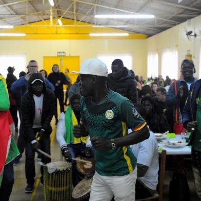  CAXIAS DO SUL, RS, BRASIL 24/06/20182º Almoço SER LEGAL no salão da comunidade N. Sra de Fátima. Almoço com pratos senegales e assistindo ao jogo Japão x Senegal. (Felipe Nyland/Agência RBS)