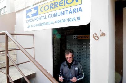 CAXIAS DO SUL, RS, BRASIL, 21/06/2018. Moradores precisam retirar cartas e correspondências em caixa postal comunitária no loteamento Cidade Nova IV. Na foto, Dimar Bertuol de Fraga (Diogo Sallaberry/Agência RBS)