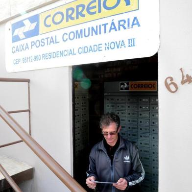 CAXIAS DO SUL, RS, BRASIL, 21/06/2018. Moradores precisam retirar cartas e correspondências em caixa postal comunitária no loteamento Cidade Nova IV. Na foto, Dimar Bertuol de Fraga (Diogo Sallaberry/Agência RBS)